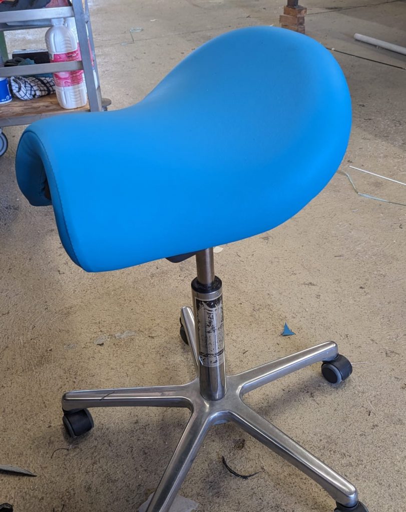 tabouret à roulettes bleu